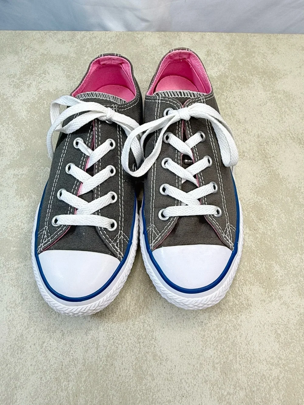 Converse Kids Size 2 Charcoal Canvas Low-Top Sneakers with Pink Lining EUC LN